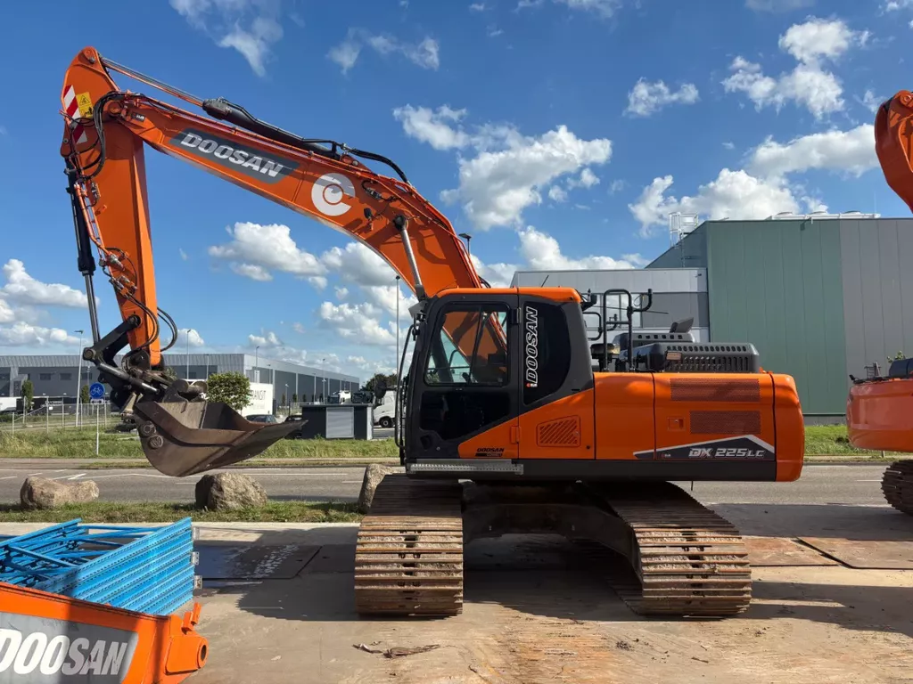 Doosan DX225LC-7